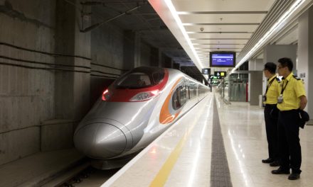 Το τραίνο που συνδέει Χονγκ Κονγκ-Πεκίνο προκαλεί αντιδράσεις για έναν παράξενο λόγο