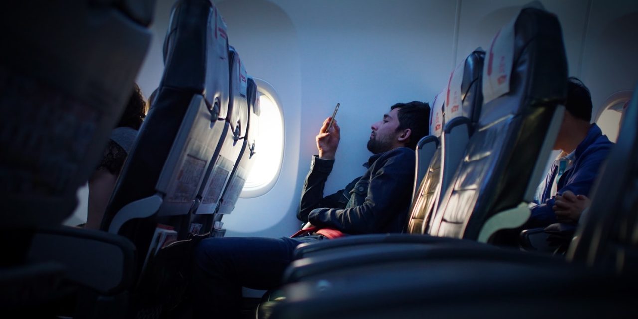 Τα πιο έξυπνα κόλπα για να σας πάρει ο ύπνος εύκολα και αμέσως στο αεροπλάνο