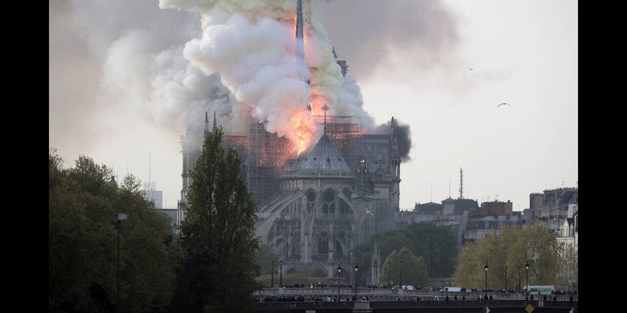 H καταστροφική πυρκαγιά στην Παναγία των Παρισίων ετοιμάζεται να γίνει σειρά