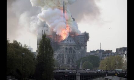 H καταστροφική πυρκαγιά στην Παναγία των Παρισίων ετοιμάζεται να γίνει σειρά
