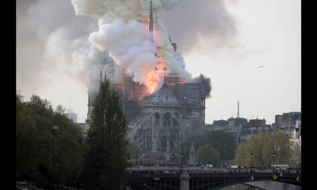 H καταστροφική πυρκαγιά στην Παναγία των Παρισίων ετοιμάζεται να γίνει σειρά