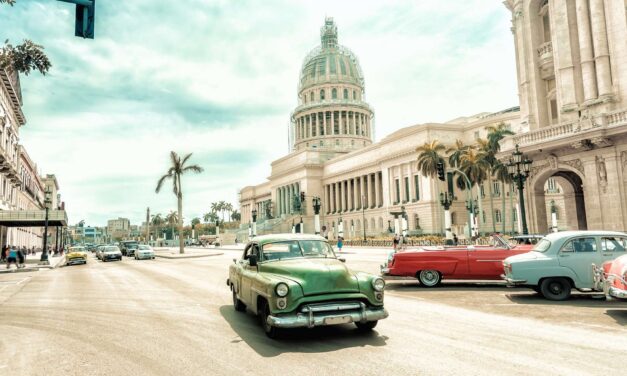 Ταξίδι στα χρώματα, στη salsa, στην ιστορία: Ταξίδι στην Κούβα!