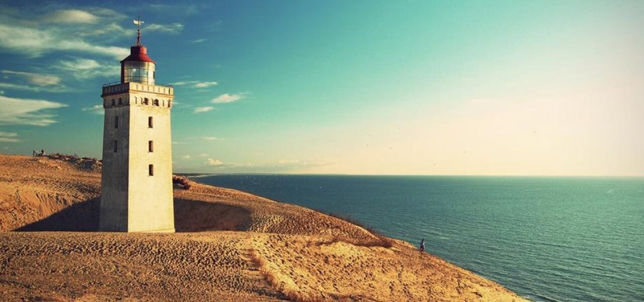 Δανία: Μετακινούν φάρο 120 ετών για να σωθεί από το έδαφος που υποχωρεί