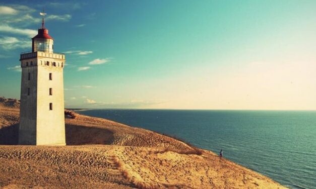 Δανία: Μετακινούν φάρο 120 ετών για να σωθεί από το έδαφος που υποχωρεί