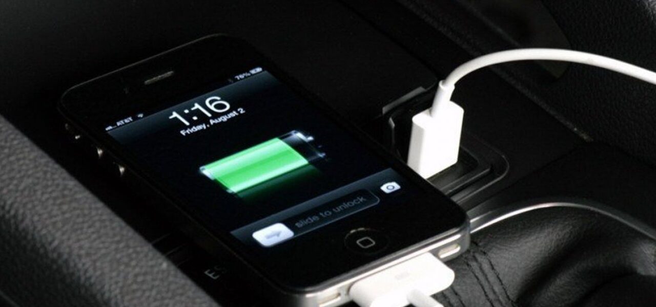 Φορτίζετε το κινητό στο αμάξι; Δείτε γιατί πρέπει να σταματήσετε να το κάνετε!