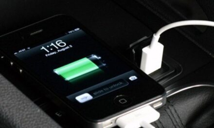 Φορτίζετε το κινητό στο αμάξι; Δείτε γιατί πρέπει να σταματήσετε να το κάνετε!