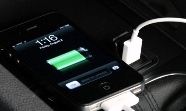 Φορτίζετε το κινητό στο αμάξι; Δείτε γιατί πρέπει να σταματήσετε να το κάνετε!