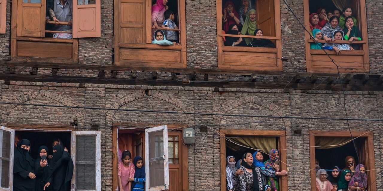 Athens Photo World: Το βραβείο «Γιάννης Μπεχράκης» απέσπασαν συγκλονιστικές φωτογραφίες από την εξέργεση στο Κασμίρ