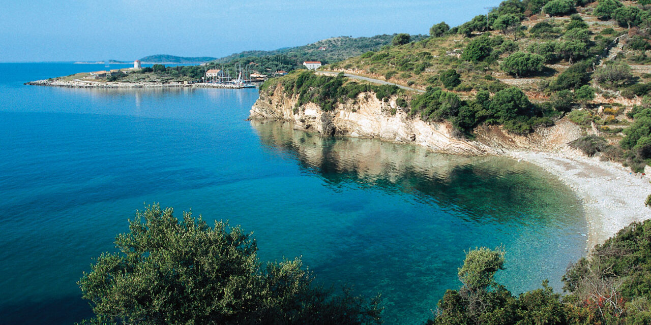 Καστός: Tο μικρότερο κατοικημένο νησί του Ιονίου – Μαγευτικές εικόνες