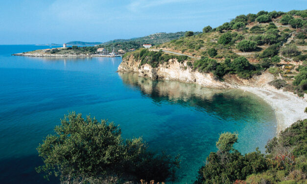 Καστός: Tο μικρότερο κατοικημένο νησί του Ιονίου – Μαγευτικές εικόνες