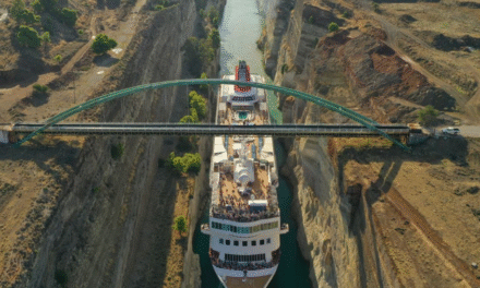 Εντυπωσιακές εικόνες: Κρουαζιερόπλοιο-γίγας περνάει με το ζόρι από τον Ισθμό της Κορίνθου