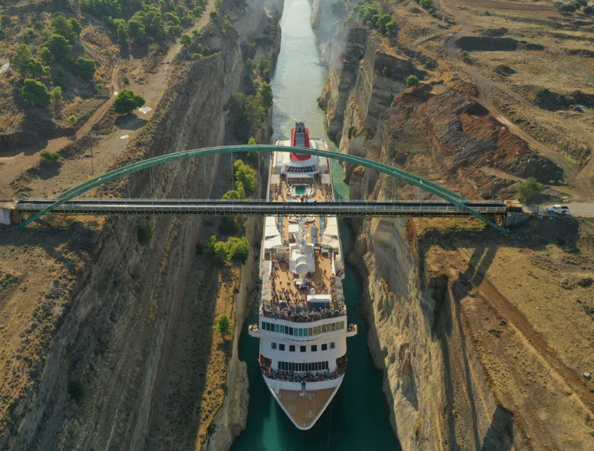 Εντυπωσιακές εικόνες: Κρουαζιερόπλοιο-γίγας περνάει με το ζόρι από τον Ισθμό της Κορίνθου