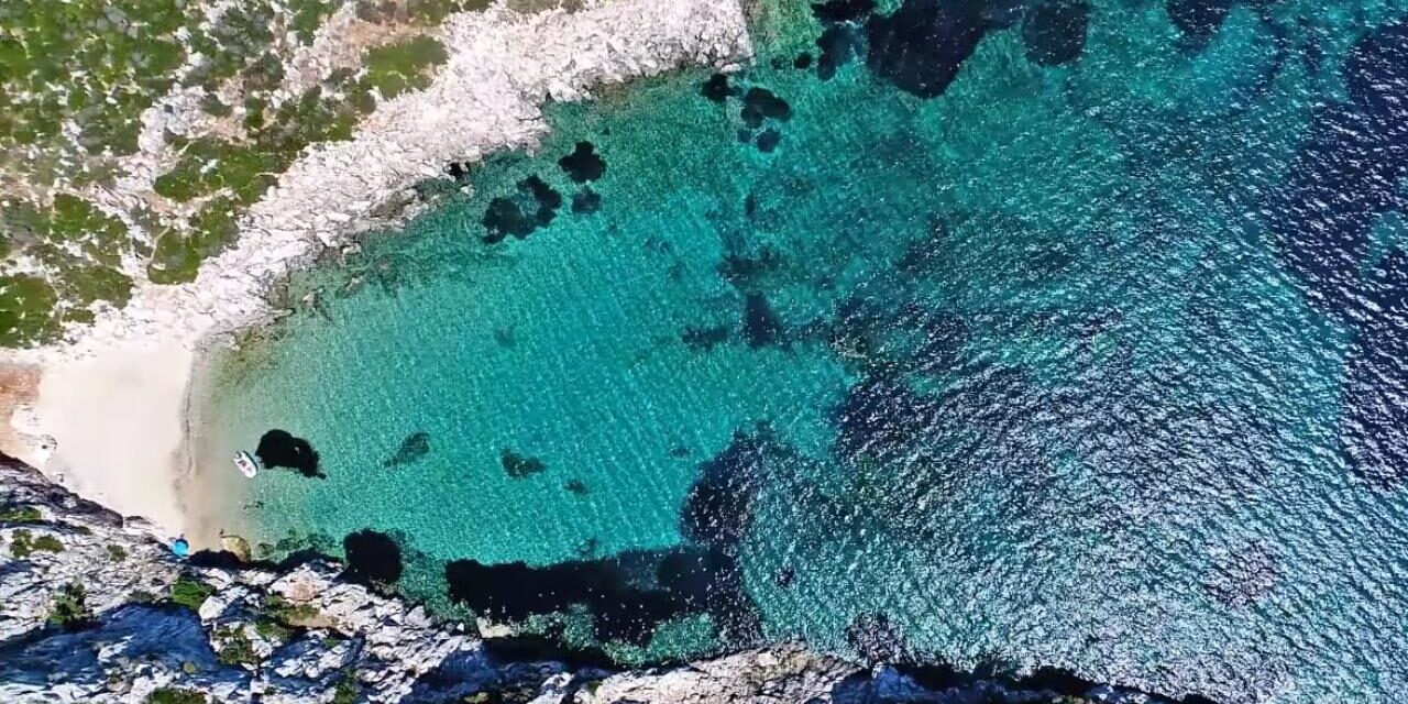 Το άγνωστο ελληνικό νησί σε σχήμα κροκόδειλου με την εξωτική παραλία – Έχει μόνο έναν κάτοικο