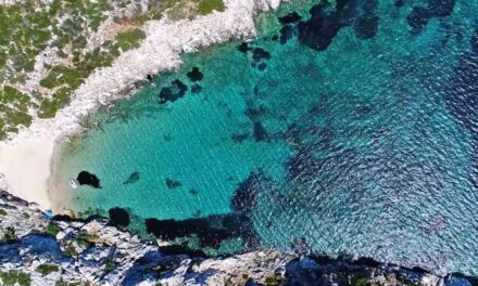 Το άγνωστο ελληνικό νησί σε σχήμα κροκόδειλου με την εξωτική παραλία – Έχει μόνο έναν κάτοικο