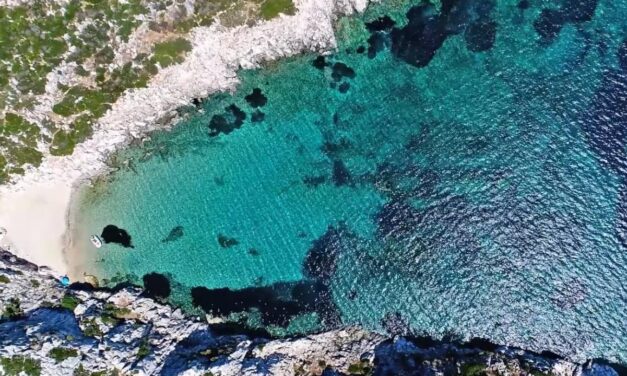 Το άγνωστο ελληνικό νησί σε σχήμα κροκόδειλου με την εξωτική παραλία – Έχει μόνο έναν κάτοικο