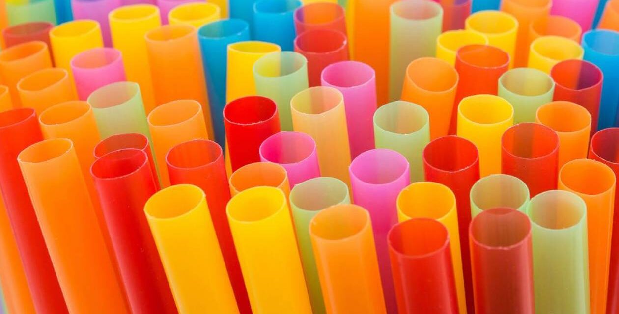 Τέλος τα πλαστικά μιας χρήσης από το καλοκαίρι του 2020