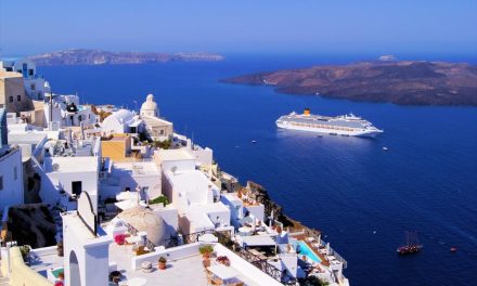 Απόβαση δημοφιλών Βρετανίδων influencer στην Σαντορίνη