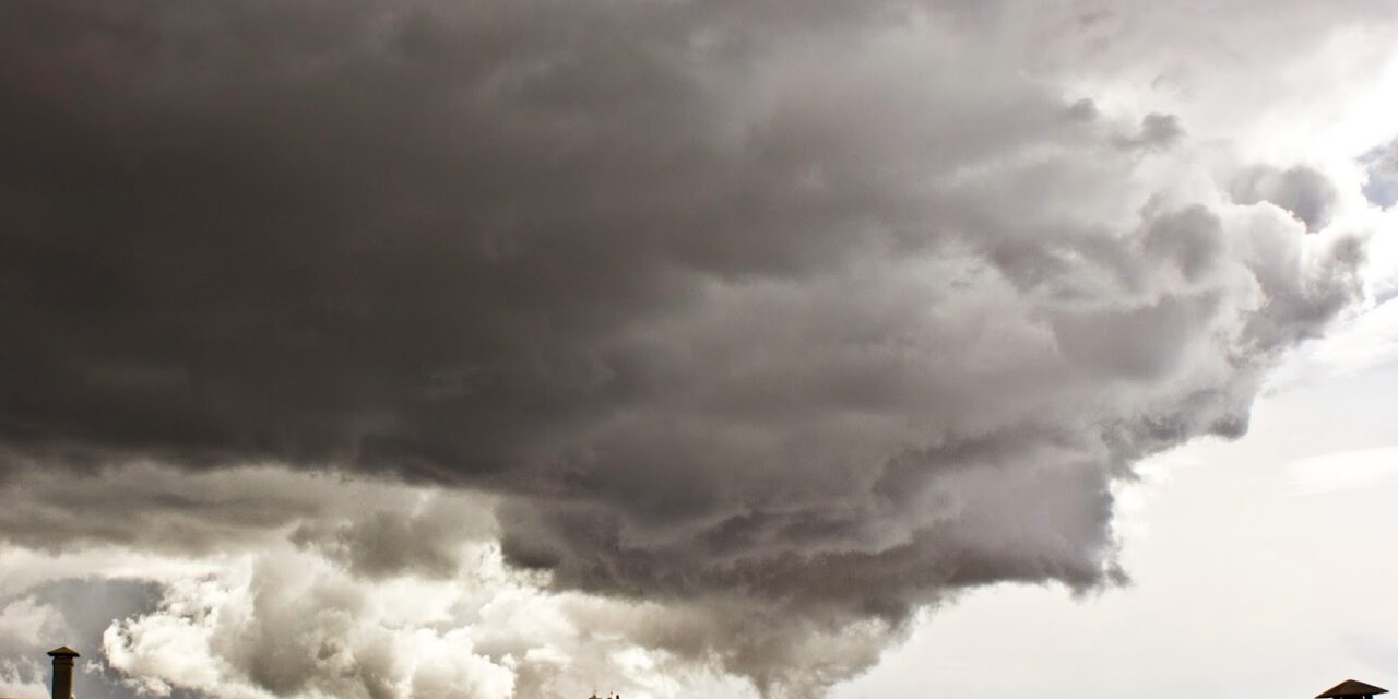 Τι είναι το wall cloud που σκέπασε τον αττικό ουρανό