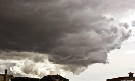 Τι είναι το wall cloud που σκέπασε τον αττικό ουρανό