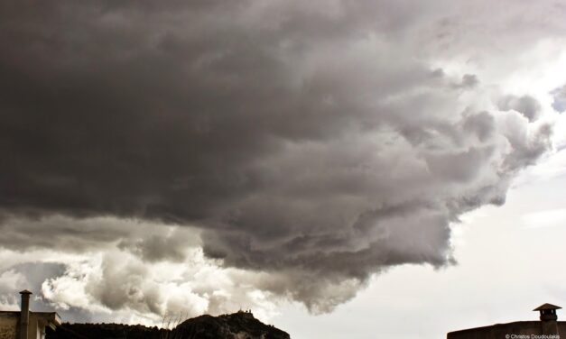 Τι είναι το wall cloud που σκέπασε τον αττικό ουρανό