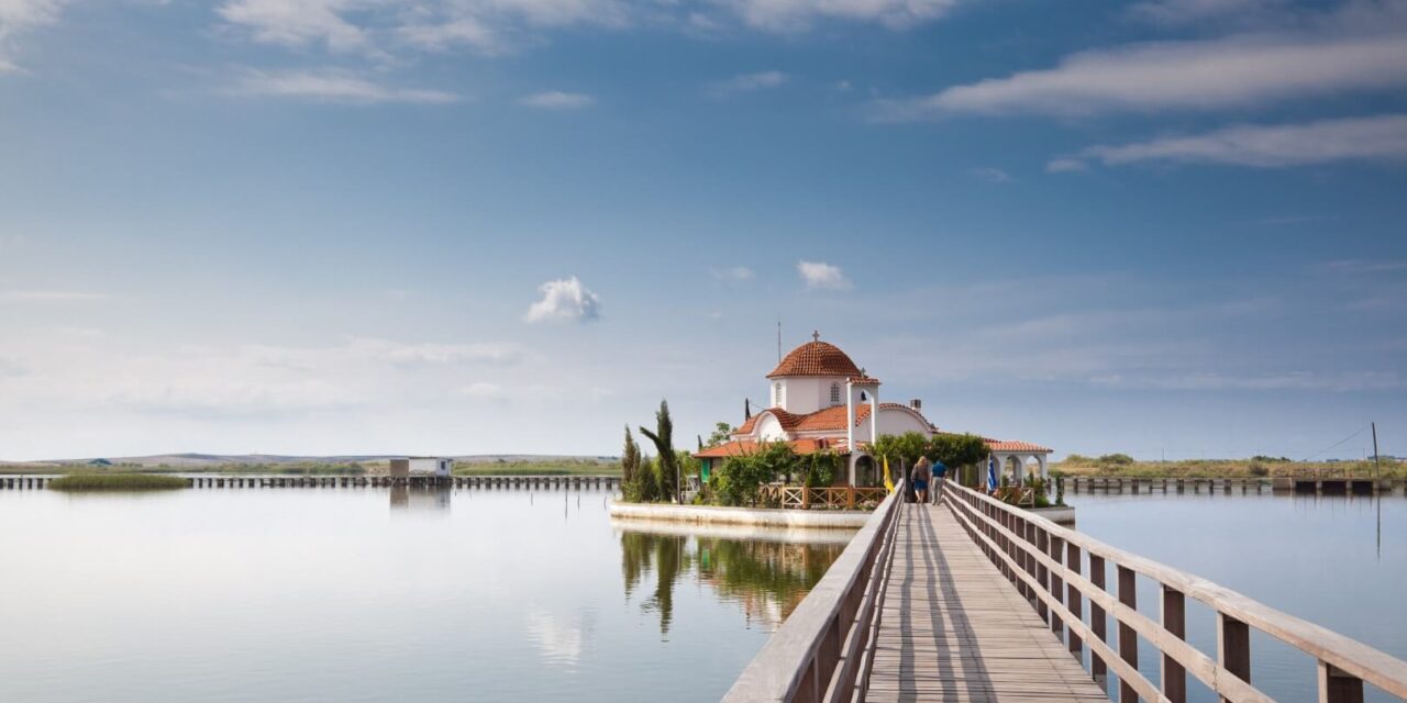 Ένας ιδανικός φθινοπωρινός προορισμός στην Άκρη της Βιστωνίδας – Το γραφικό ψαροχώρι που μαγεύει