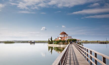 Ένας ιδανικός φθινοπωρινός προορισμός στην Άκρη της Βιστωνίδας – Το γραφικό ψαροχώρι που μαγεύει