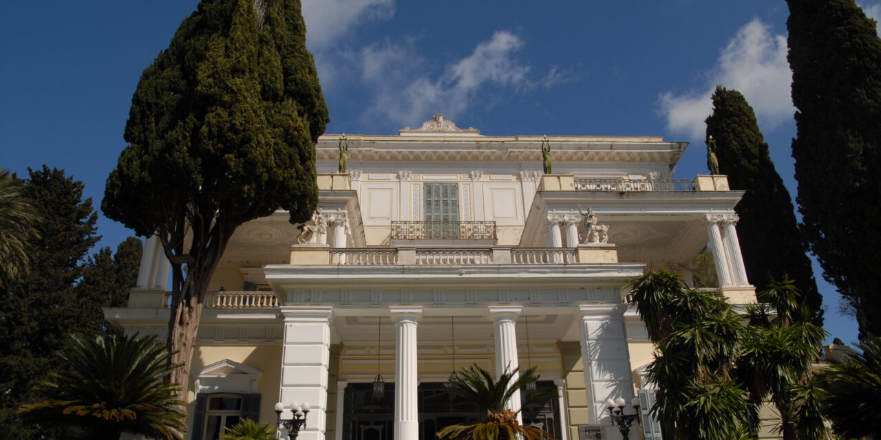 Εικόνες εγκατάλειψης στο ανάκτορο της Σίσσυ στην Κέρκυρα