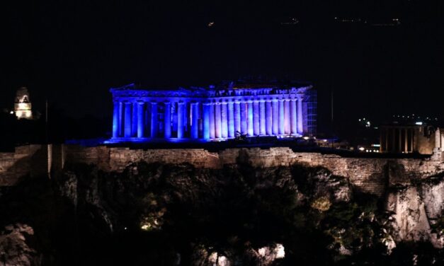 Στα μπλε ντύθηκε η Ακρόπολη – Εντυπωσιακές εικόνες