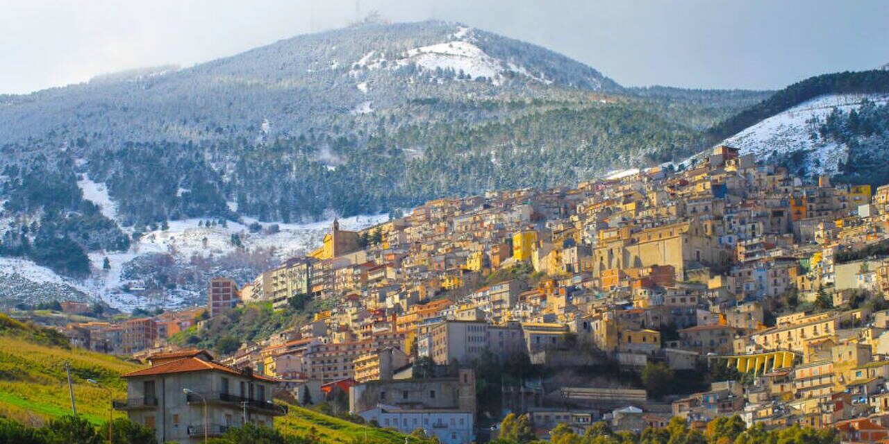 Πόλη της Ιταλίας προσφέρει δωρεάν σπίτια – Δείτε τον λόγο