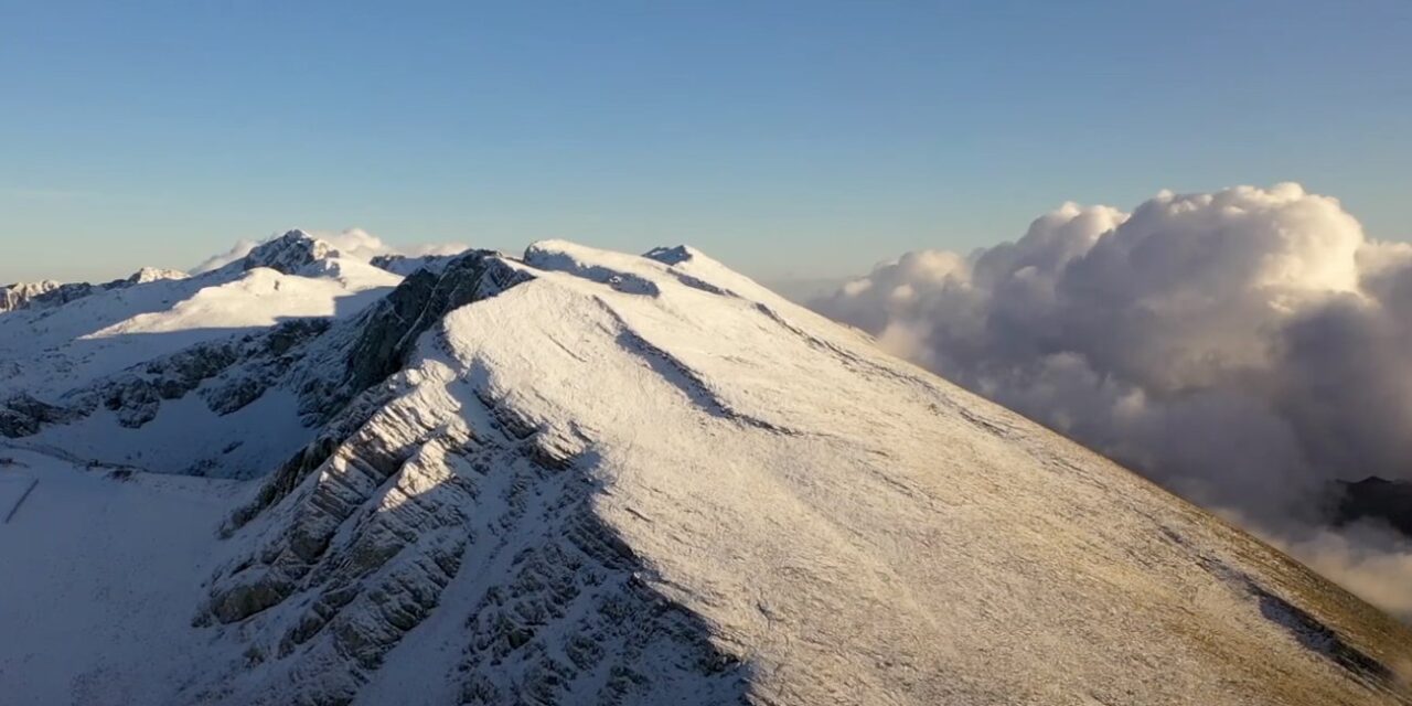 Έπεσαν τα πρώτα χιόνια στον Παρνασσό – Μαγικές εικόνες (video)