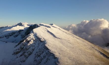 Έπεσαν τα πρώτα χιόνια στον Παρνασσό – Μαγικές εικόνες (video)