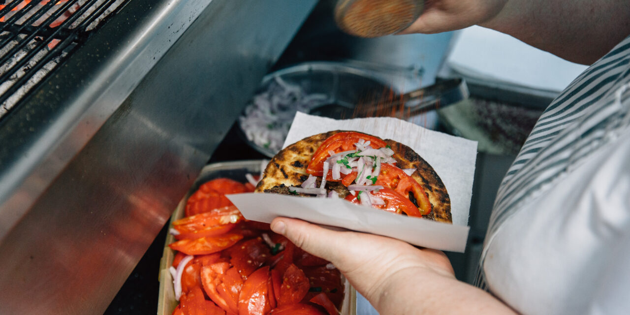 Οι “Ρωσίδες” της Καλλιθέας ετοιμάζουν τα πιο… viral σουβλάκια της πόλης!