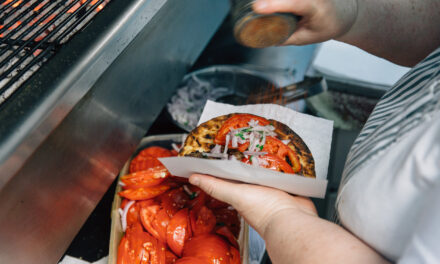 Οι “Ρωσίδες” της Καλλιθέας ετοιμάζουν τα πιο… viral σουβλάκια της πόλης!