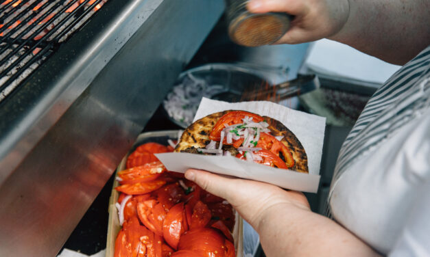 Οι “Ρωσίδες” της Καλλιθέας ετοιμάζουν τα πιο… viral σουβλάκια της πόλης!