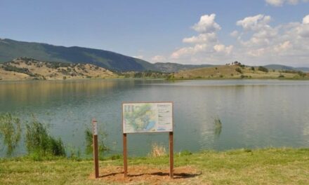Εγκαινιάστηκαν τα «Μονοπάτια της Ειρήνης» – Μία πεζοπορική διαδρομή ανάμεσα στις λίμνες