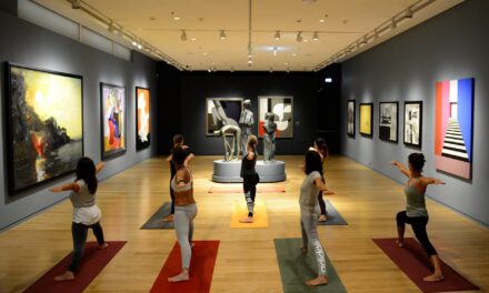 Yoga ανάμεσα σε γλυπτά και πίνακες – Σε ποιο μουσείο γίνονται μαθήματα