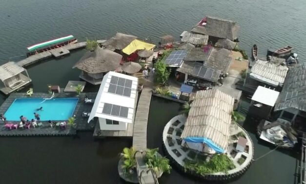 Έφτιαξε πλωτό νησί από σκουπίδια και το μετέτρεψε σε τουριστικό θέρετρο! (video)