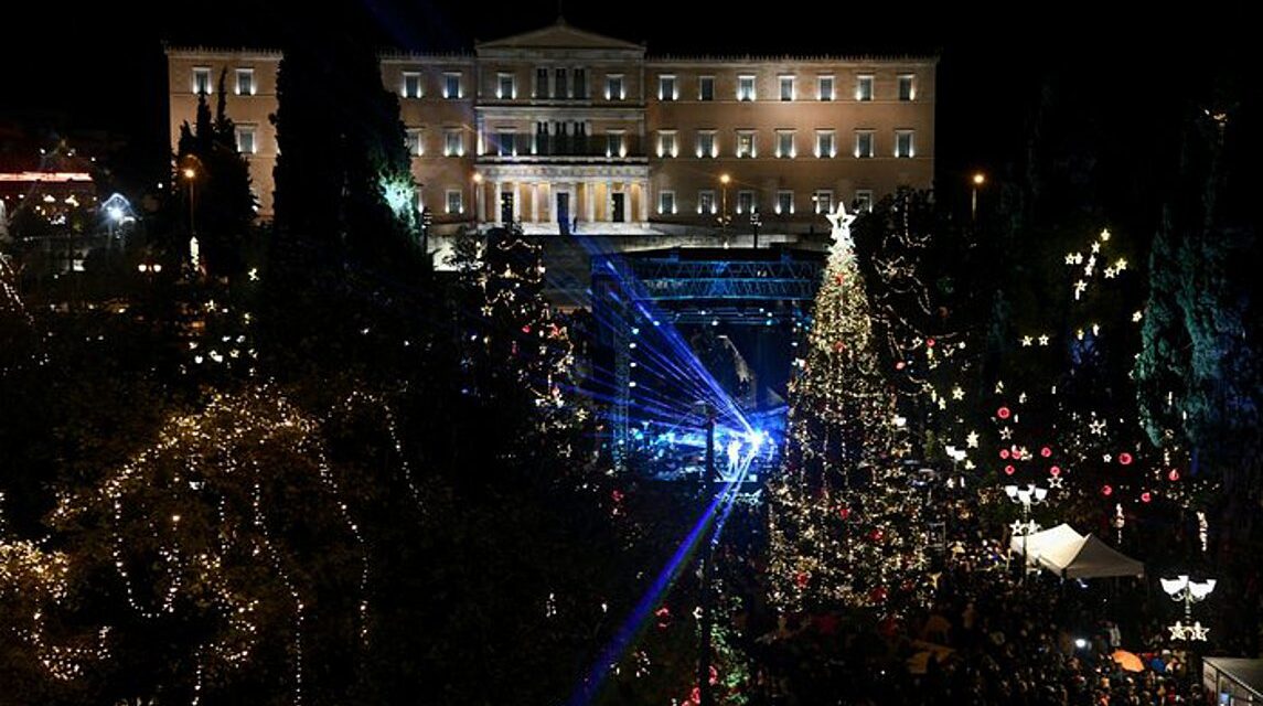 Τα Χριστούγεννα έφτασαν στην Αθήνα – Φωταγωγήθηκε το δέντρο στο Σύνταγμα