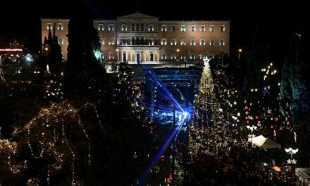 Τα Χριστούγεννα έφτασαν στην Αθήνα – Φωταγωγήθηκε το δέντρο στο Σύνταγμα