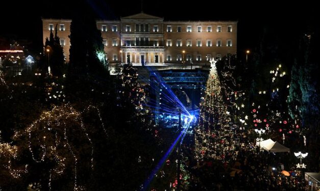 Τα Χριστούγεννα έφτασαν στην Αθήνα – Φωταγωγήθηκε το δέντρο στο Σύνταγμα