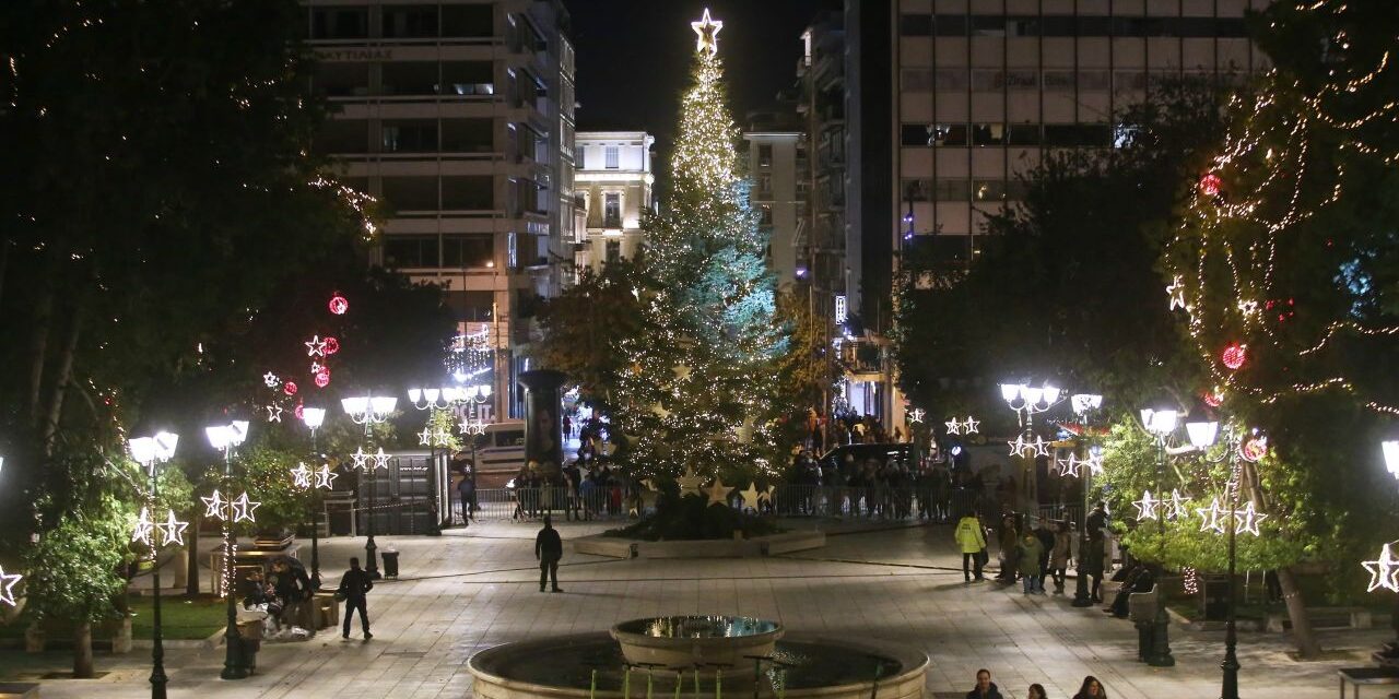 Σήμερα η φωταγώγηση του Δέντρου στο Σύνταγμα – H «έκπληξη» της βραδιάς