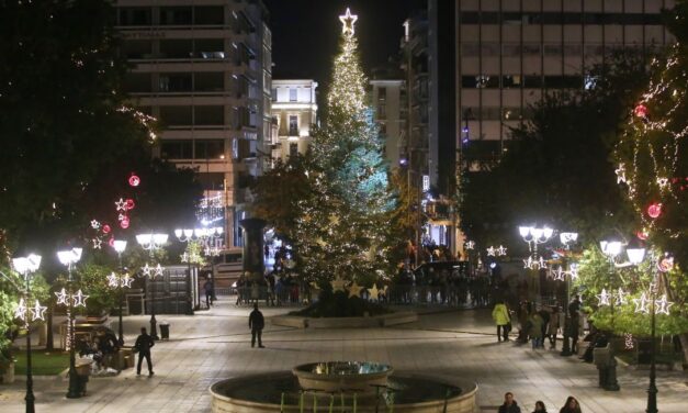 Σήμερα η φωταγώγηση του Δέντρου στο Σύνταγμα – H «έκπληξη» της βραδιάς