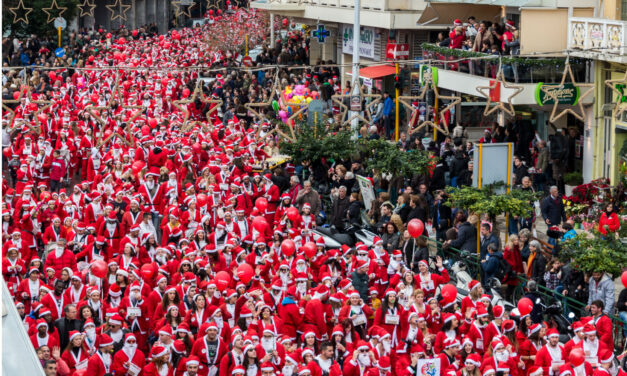 Χανιά: Χιλιάδες Άη-Βασίληδες πλημμύρισαν τους δρόμους της πόλης για καλό σκοπό