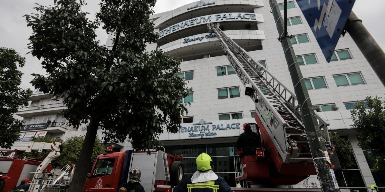 Φωτιά στο Athenaeum Palace: Ενδείξεις εμπρησμού – Τι βρέθηκε σε δωμάτιο του ξενοδοχείου