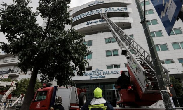 Φωτιά στο Athenaeum Palace: Ενδείξεις εμπρησμού – Τι βρέθηκε σε δωμάτιο του ξενοδοχείου