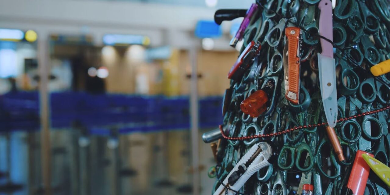 Αυτό το δέντρο στο αεροδρόμιο της Λιθουανίας γίνεται viral – Δείτε γιατί!