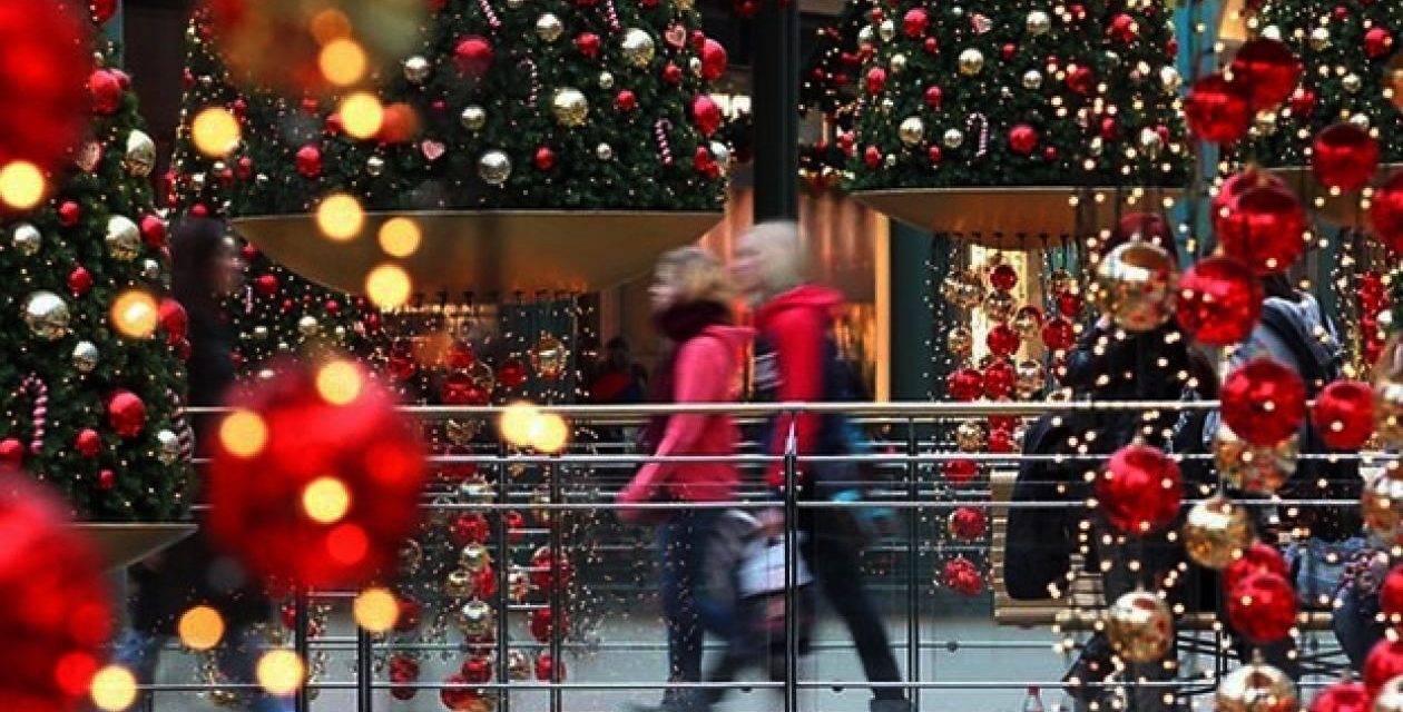 Σε ισχύ από σήμερα το εορταστικό ωράριο