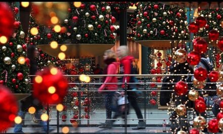 Εορταστικό ωράριο: Ανοιχτά αύριο Κυριακή τα καταστήματα