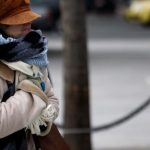 Καιρός: Επιμένει το κρύο – Περιορίζονται τα χιόνια