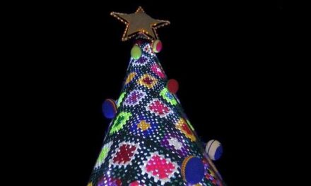 Ζάκυνθος: Αυτό το τεράστιο πλεκτό χριστουγεννιάτικο δέντρο φτιάχνεται από το καλοκαίρι